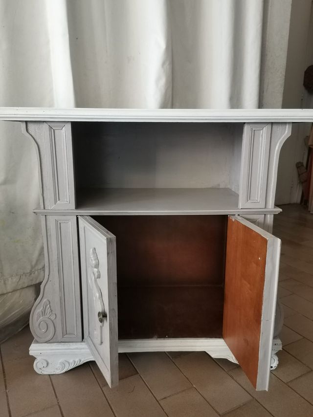 Mobile in legno grigio e bianco