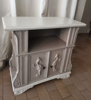 Mobile in legno grigio e bianco