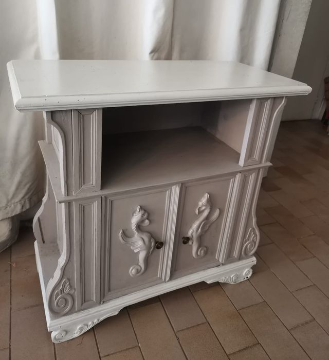 Mobile in legno grigio e bianco