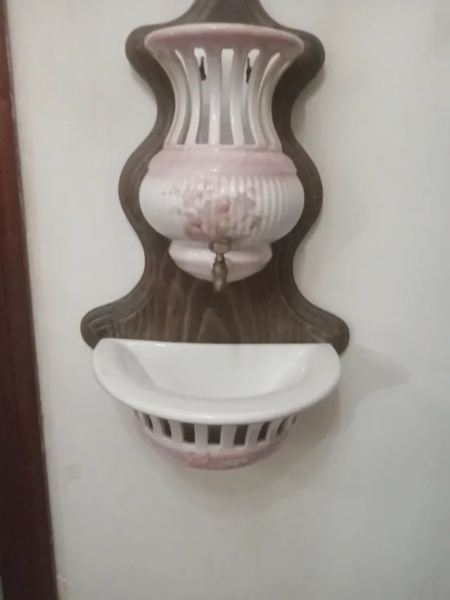 Fuente de cerámica antigua con grifo