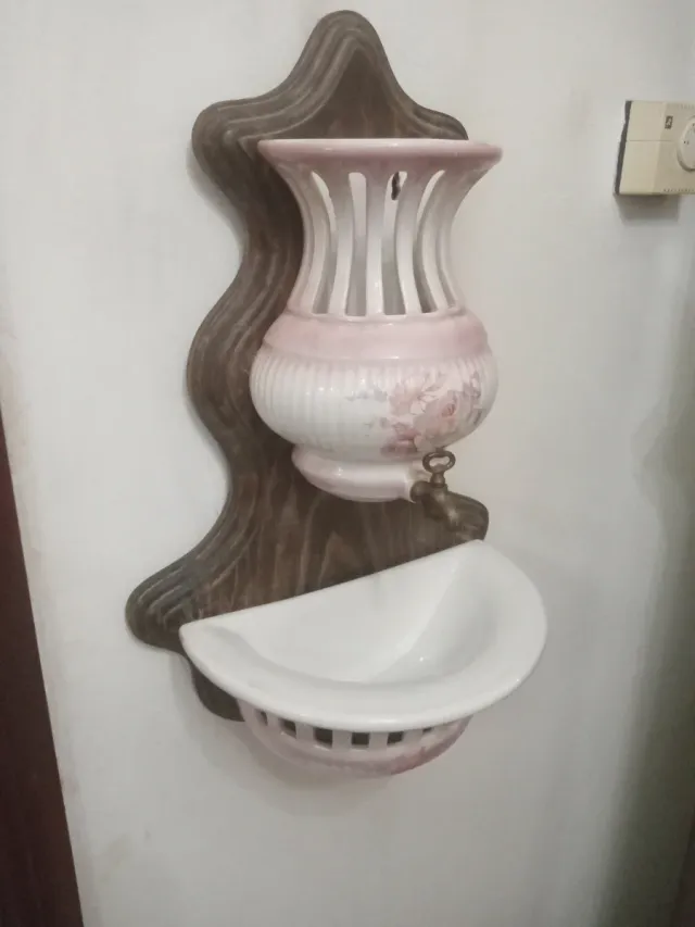 Fuente de cerámica antigua con grifo