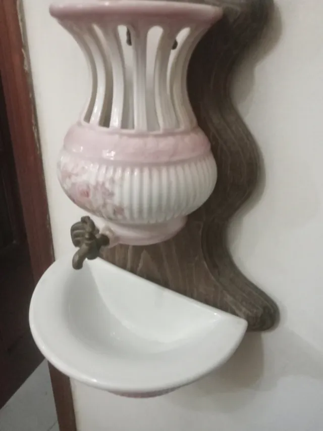 Fuente de cerámica antigua con grifo