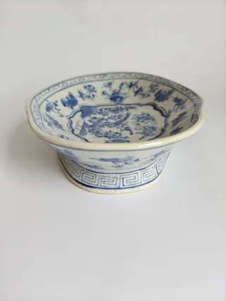 Fuente ovalada azul y blanca con pedestal