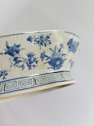 Fuente ovalada azul y blanca con pedestal