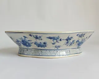 Fuente ovalada azul y blanca con pedestal