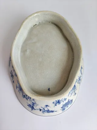 Fuente ovalada azul y blanca con pedestal