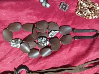 Conjunto de collares varios y broches