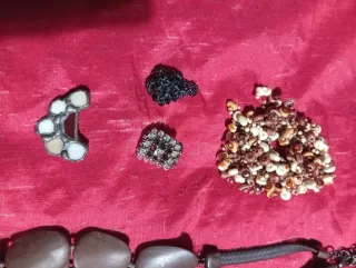 Conjunto de collares varios y broches