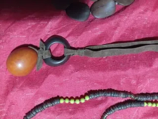 Conjunto de collares varios y broches