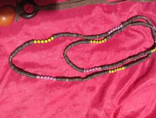 Conjunto de collares varios y broches