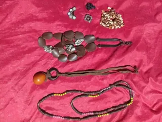 Conjunto de collares varios y broches