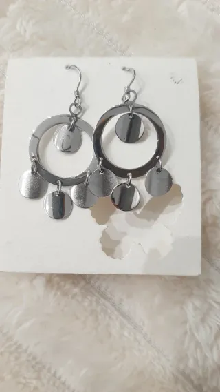Pendientes de aro con círculos plateados