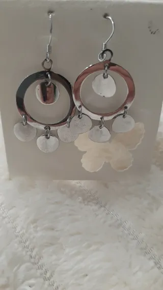 Pendientes de aro con círculos plateados