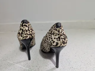 Zapatos tacón Guess leopardo