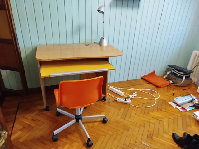 Escritorio madera con silla y lámpara