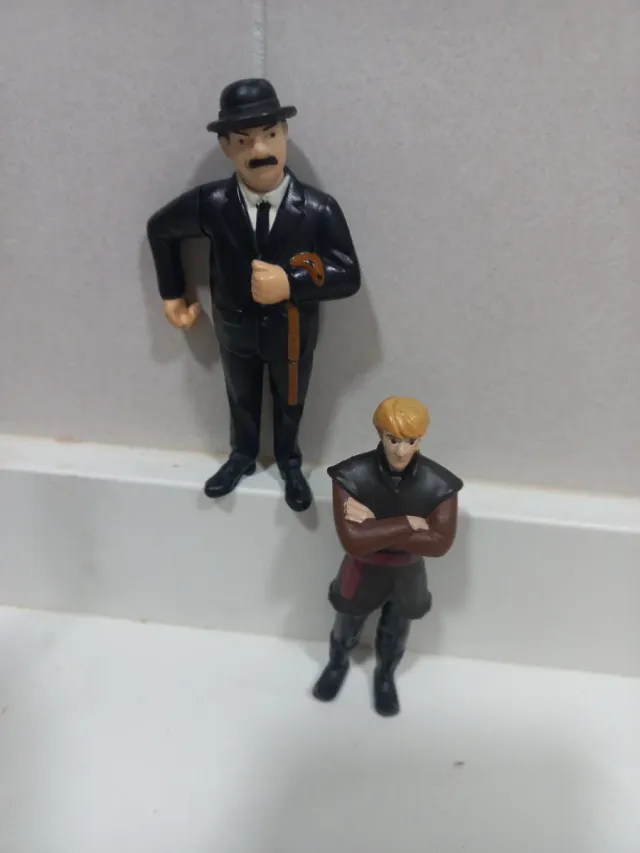 Figuras Charly Chaplin y Disney