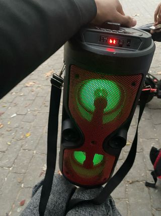 Altavoz portátil con luces LED