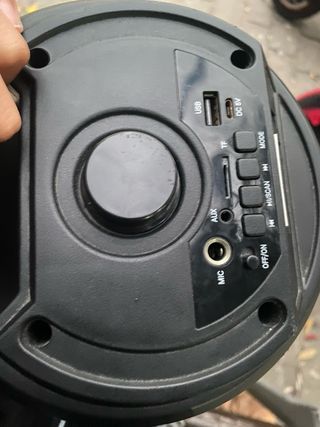 Altavoz portátil con luces LED