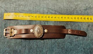 Pulsera de cuero con detalle plateado