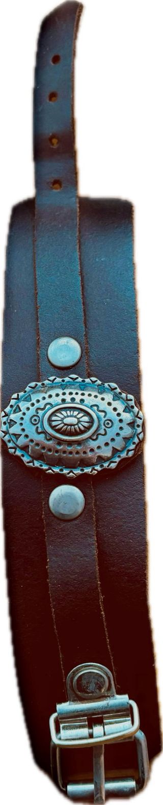 Pulsera de cuero con detalle plateado