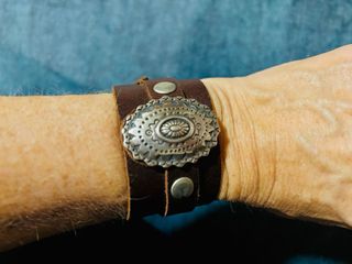 Pulsera de cuero con detalle plateado