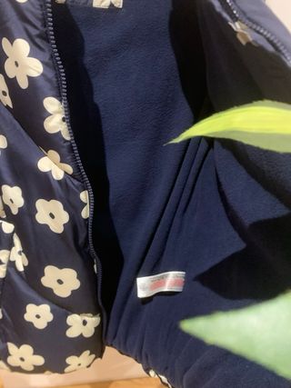 Abrigo plumífero azul con flores blancas