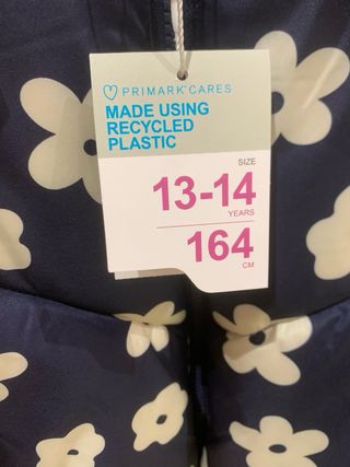 Abrigo plumífero azul con flores blancas