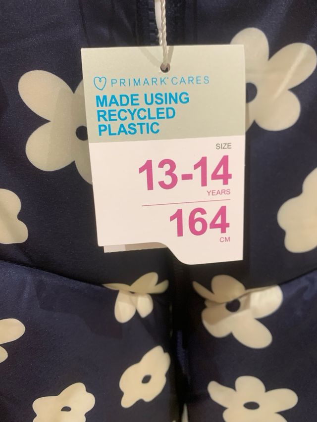 Abrigo plumífero azul con flores blancas