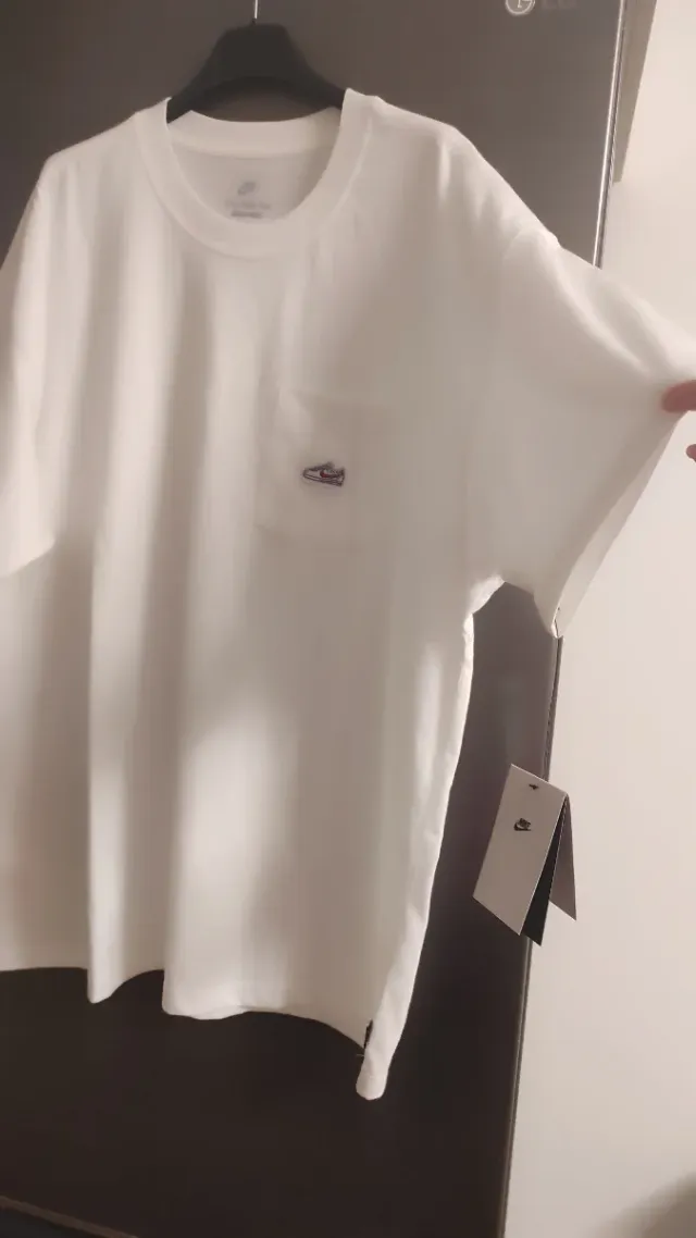 T-shirt Nike bianca con logo sneaker