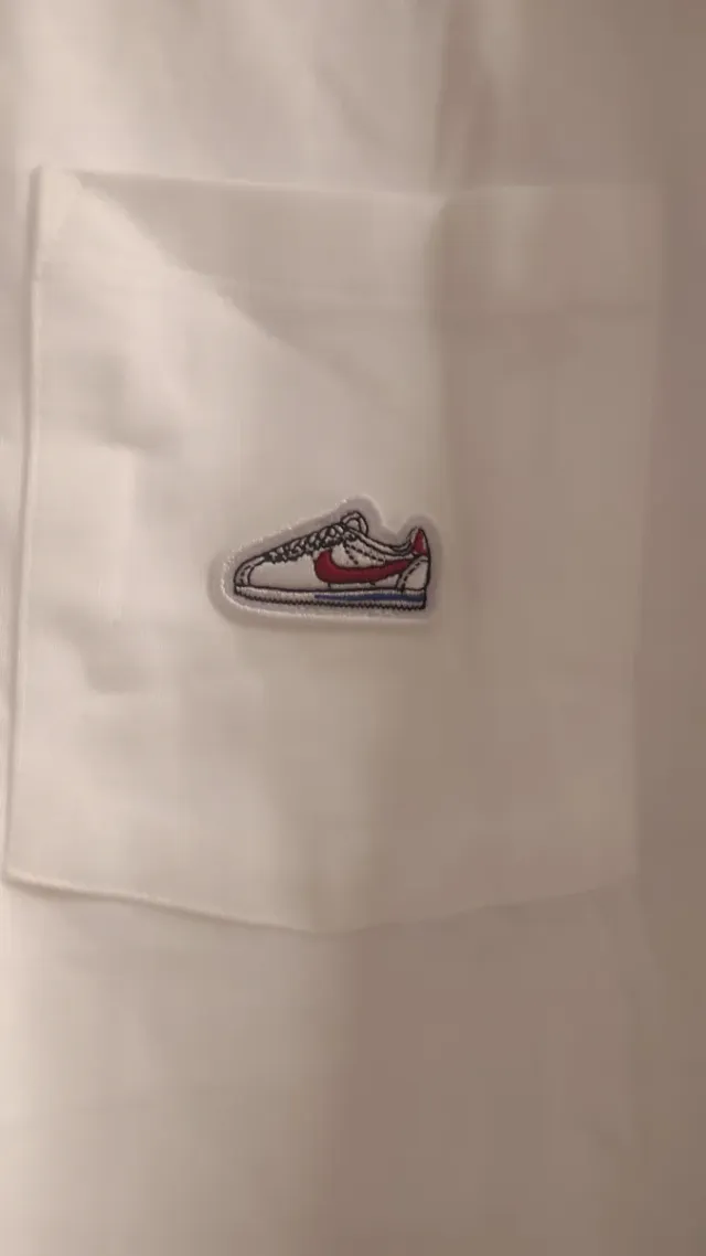 T-shirt Nike bianca con logo sneaker