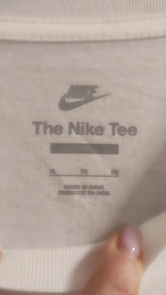 T-shirt Nike bianca con logo sneaker