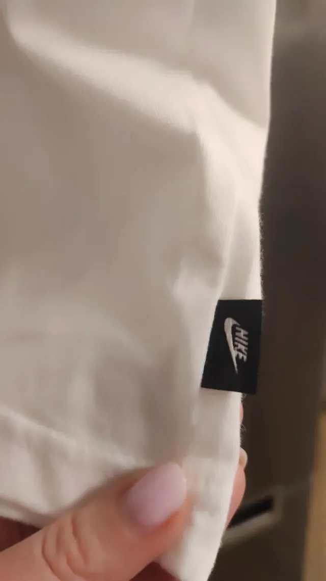 T-shirt Nike bianca con logo sneaker