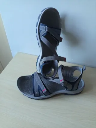 Sandalias deportivas grises y azules