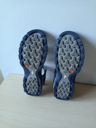 Sandalias deportivas grises y azules