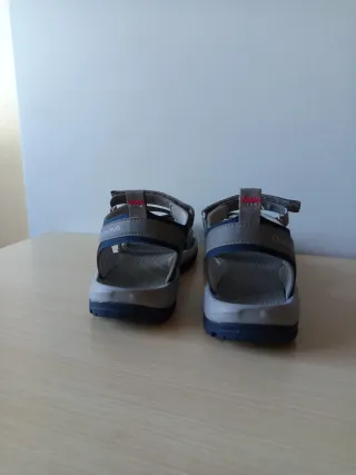 Sandalias deportivas grises y azules