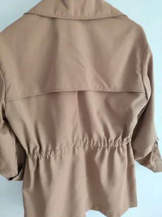 Gabardina corta Stradivarius Talla S