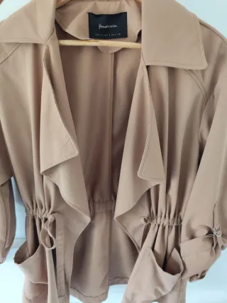 Gabardina corta Stradivarius Talla S