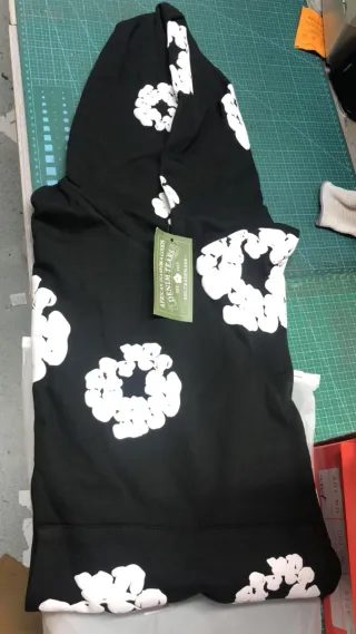 Felpa Denim Tears Nera con Fiori Bianchi