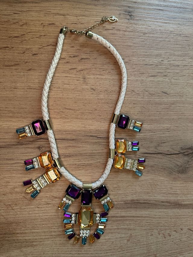 Collana con pietre colorate e cordino bianco