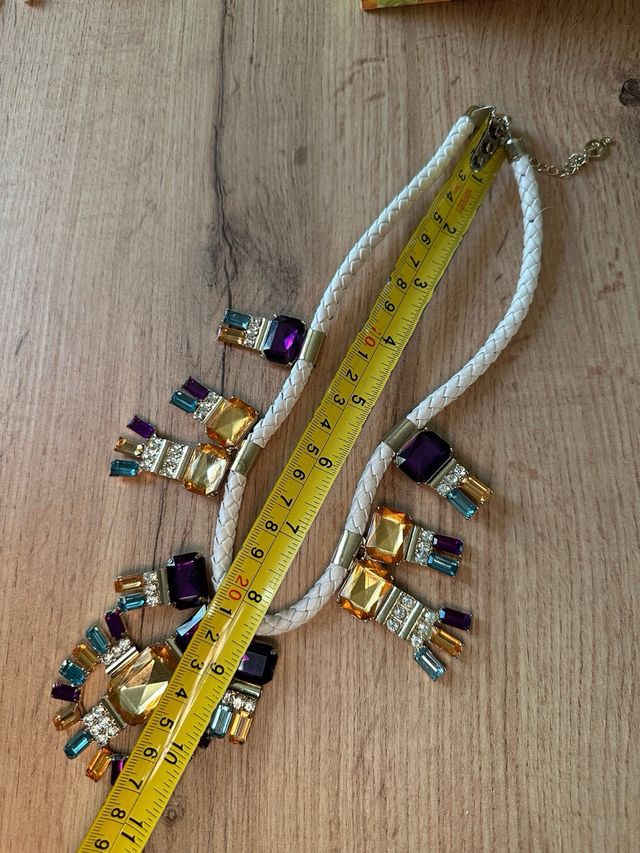 Collana con pietre colorate e cordino bianco