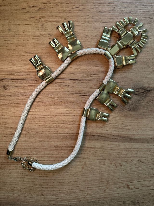 Collana con pietre colorate e cordino bianco