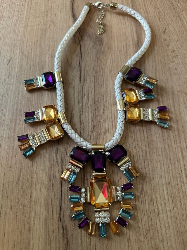 Collana con pietre colorate e cordino bianco