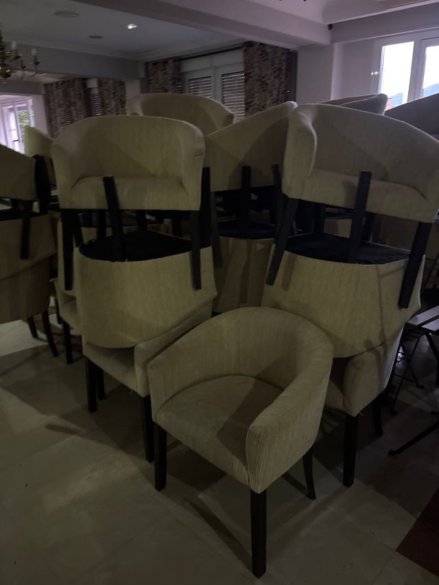 Butacas beige de tela y madera