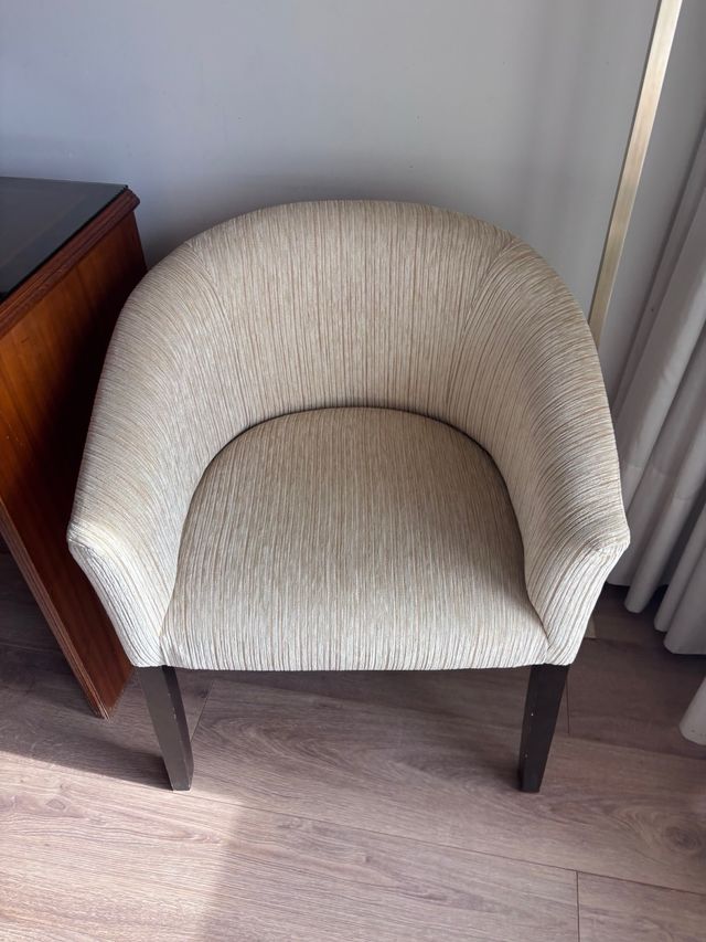 Butacas beige de tela y madera