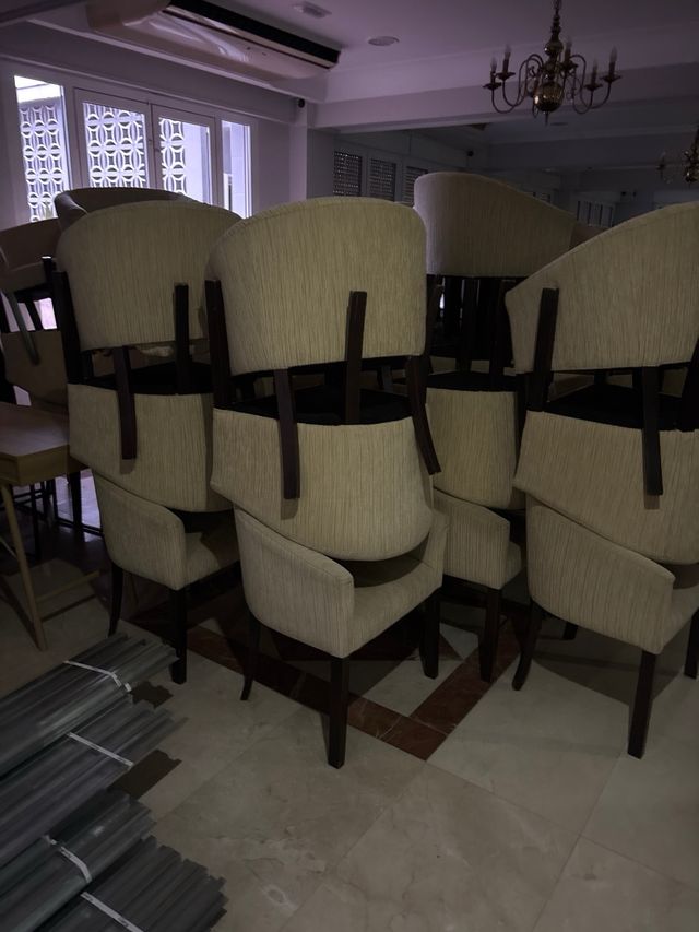 Butacas beige de tela y madera