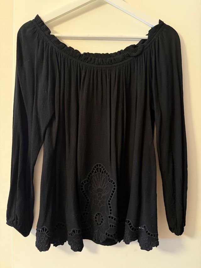 Blusa negra escotada con bordado
