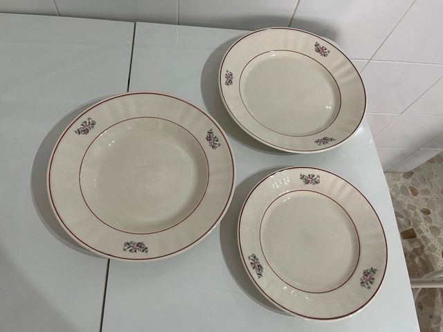 Juego de vajilla antigua