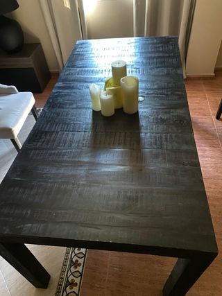 Mesa de comedor de madera oscura