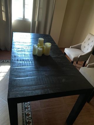 Mesa de comedor de madera oscura