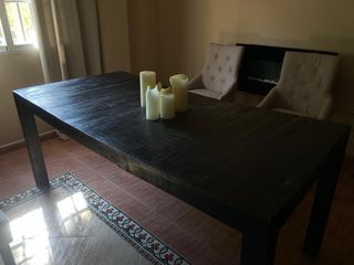 Mesa de comedor de madera oscura
